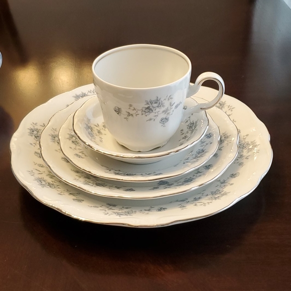 Beautiful Baverian 81 Piece Dinnerware ❤ - Picture 10 of 12